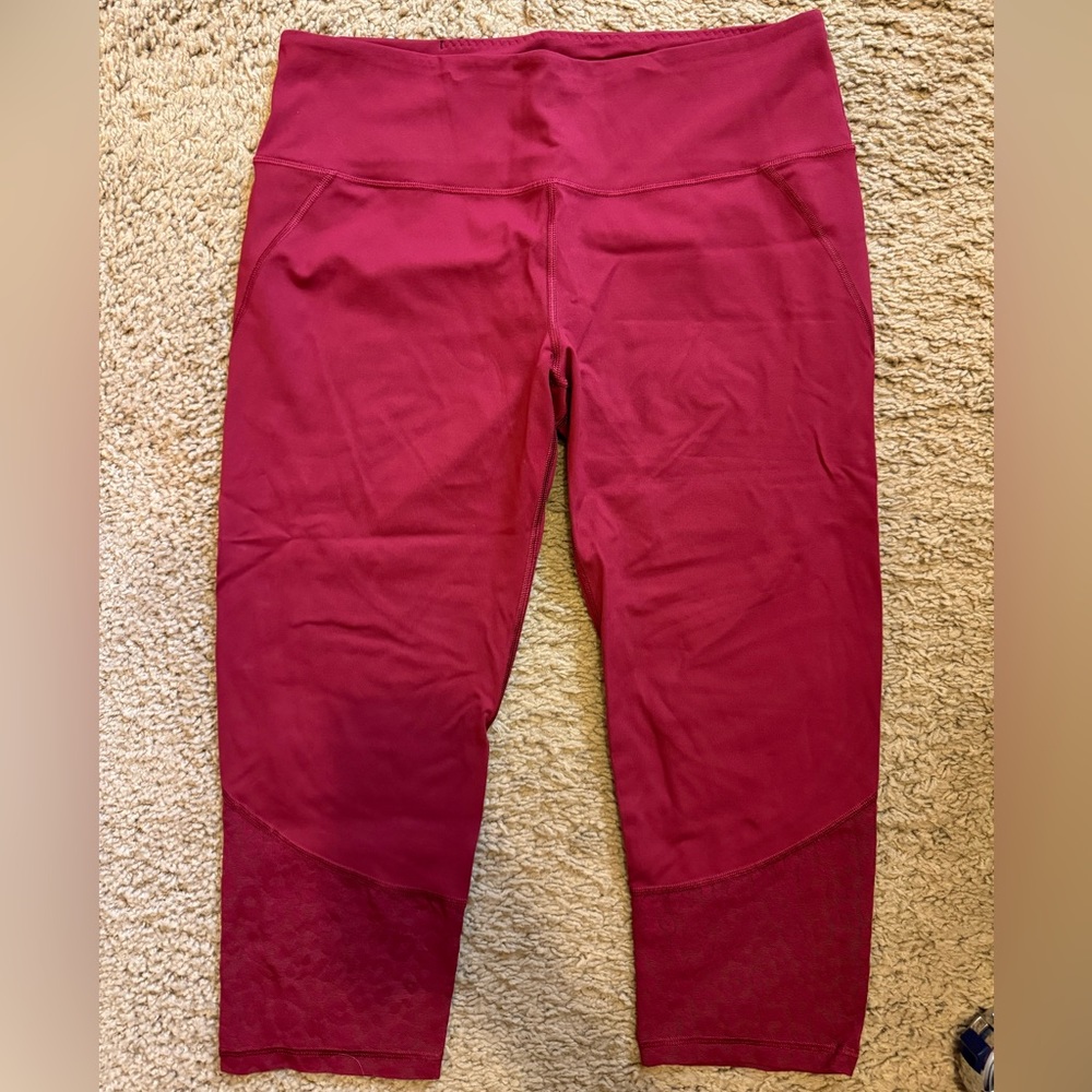 Victoria’s Secret Sport Knockout Capri Leggings, Burgundy color, XL